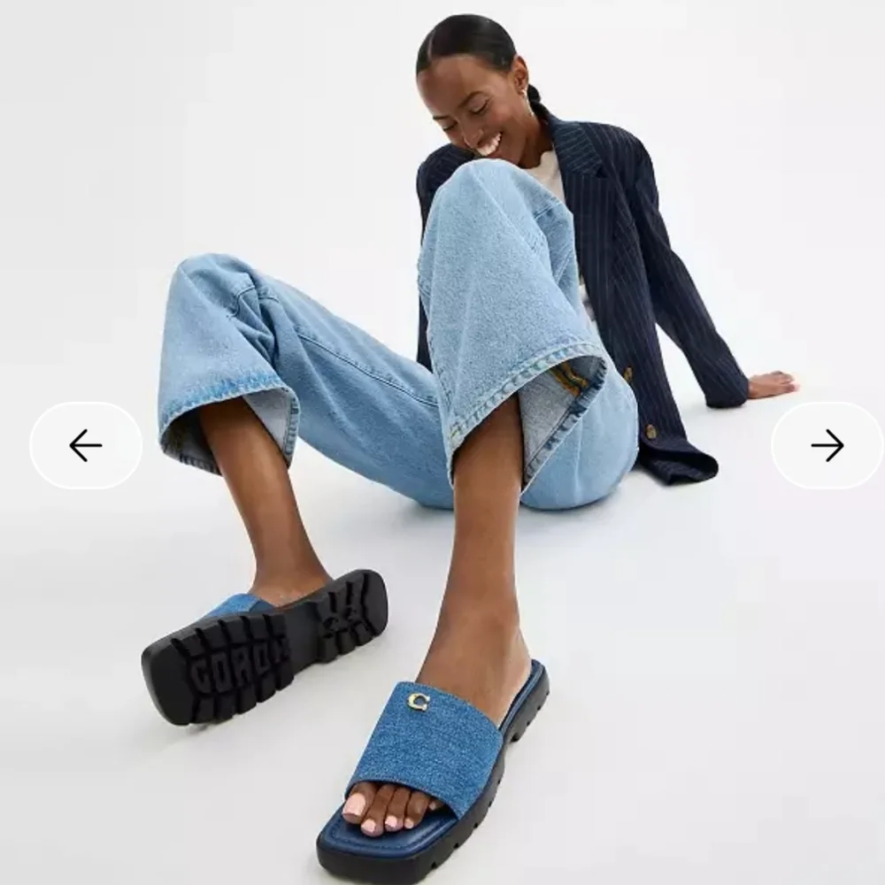 Coach Slides - Picture 2 of 4